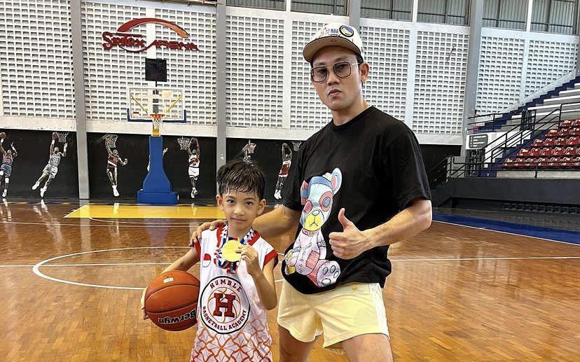 7 Potret Denny Sumargo Ketemu Jan Ethes, Ditantang Tanding Basket