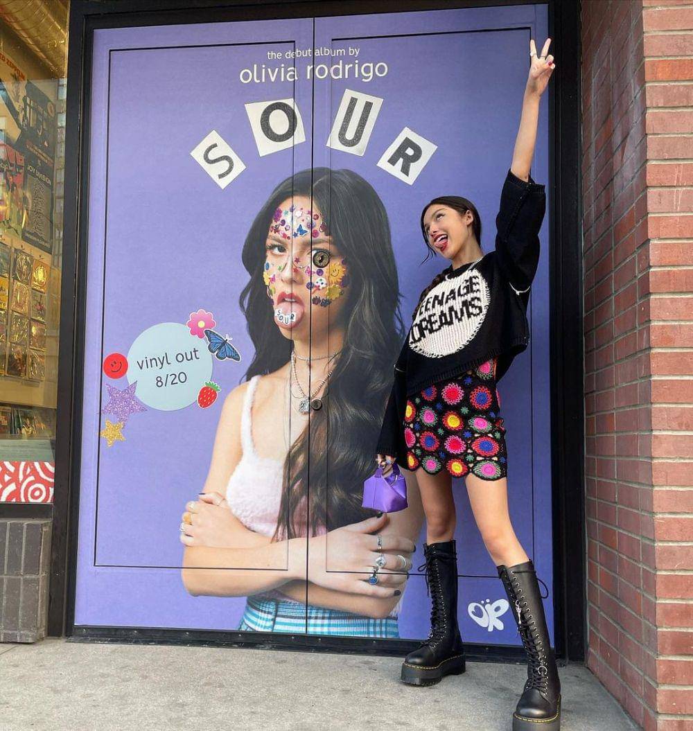 ide mix and match rok mini ala Olivia Rodrigo (instagram.com/oliviarodrigo)