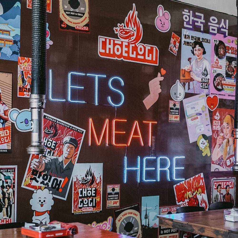 Hiasan di ruangan Choegogi Korean BBQ yang Korea banget (Instagram.com/@choegogi.id)