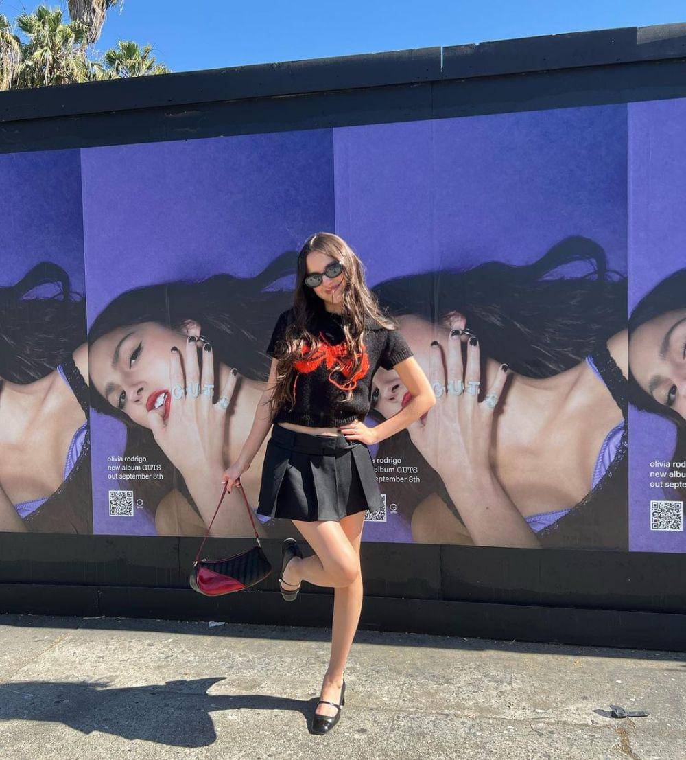 ide mix and match rok mini ala Olivia Rodrigo (instagram.com/oliviarodrigo)