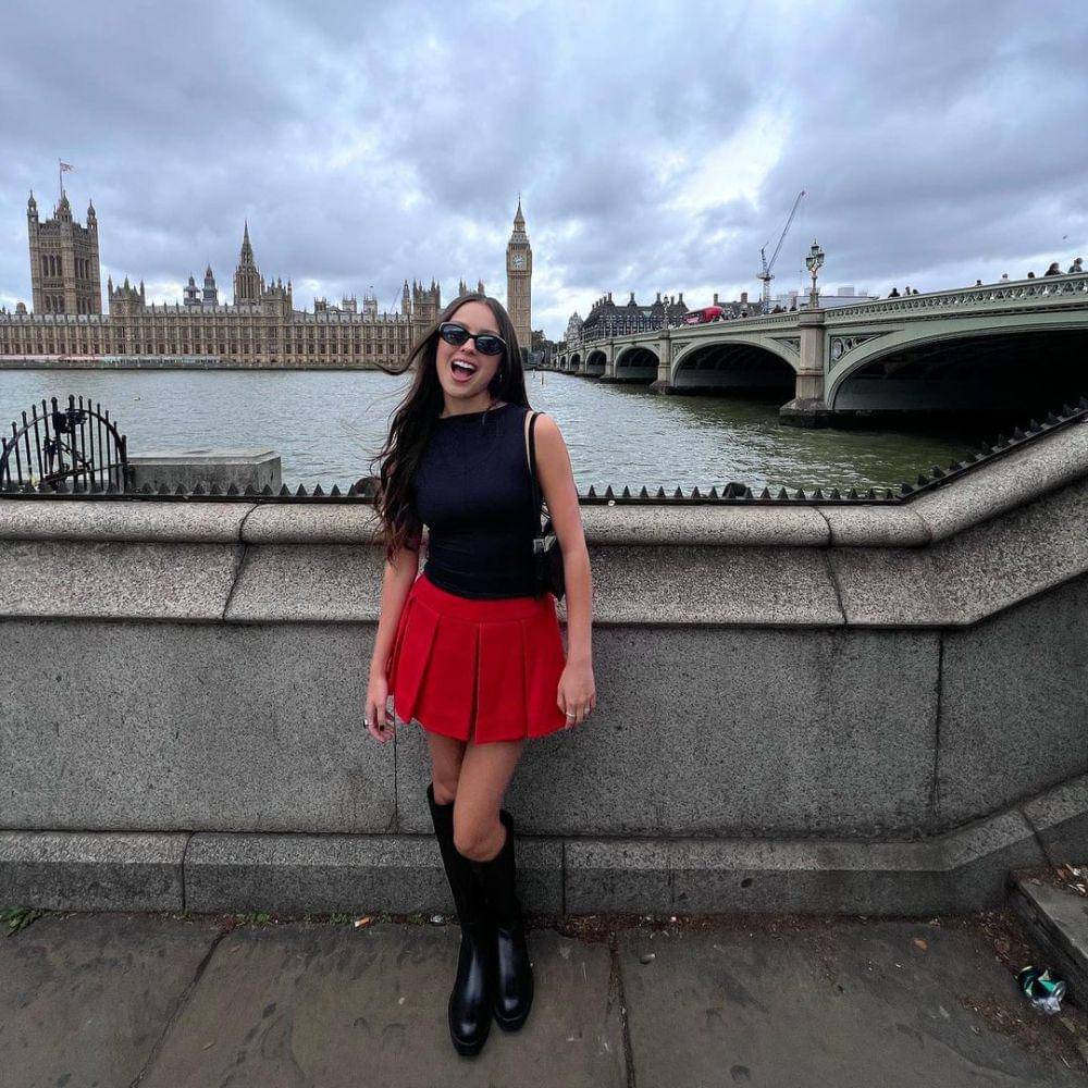 ide mix and match rok mini ala Olivia Rodrigo (instagram.com/oliviarodrigo)