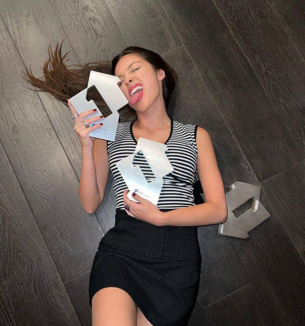 ide mix and match rok mini ala Olivia Rodrigo (instagram.com/oliviarodrigo)