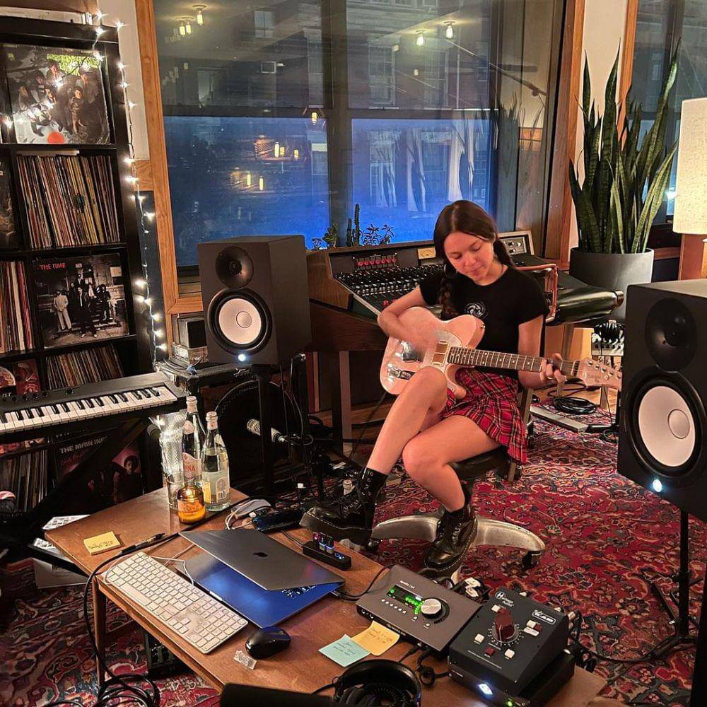 ide mix and match rok mini ala Olivia Rodrigo (instagram.com/oliviarodrigo)