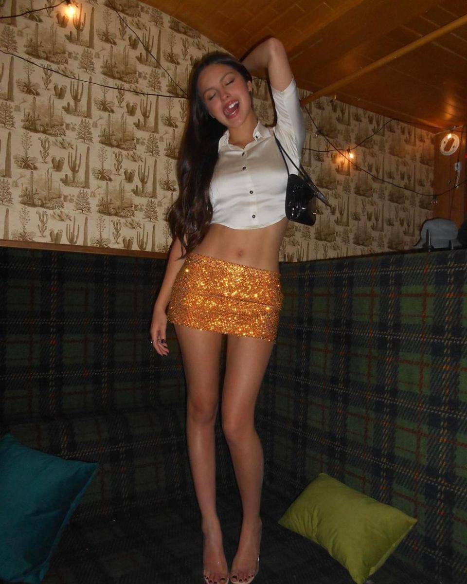 ide mix and match rok mini ala Olivia Rodrigo (instagram.com/oliviarodrigo)