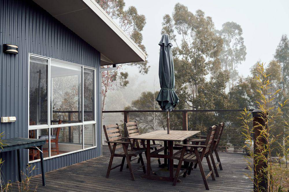 ilustrasi desain ruang makan outdoor yang cozy (unsplash.com/Gilberto Olimpio)