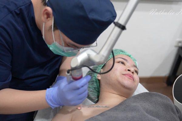 7 Potret Nathalie Holscher Kembali Hapus Tato, Sempat Menangis