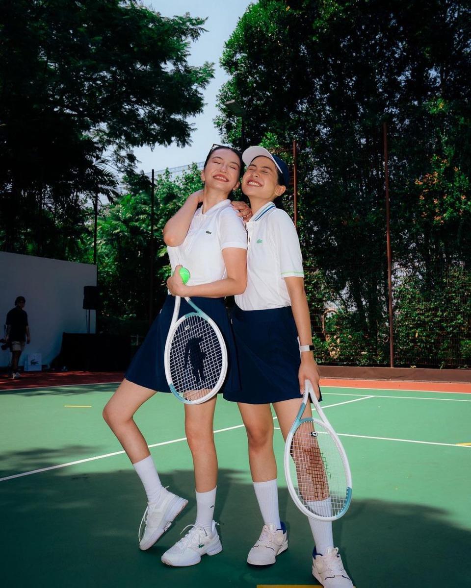 7 Potret Maudy Ayunda Main Tenis Bareng Raline Shah di Singapura