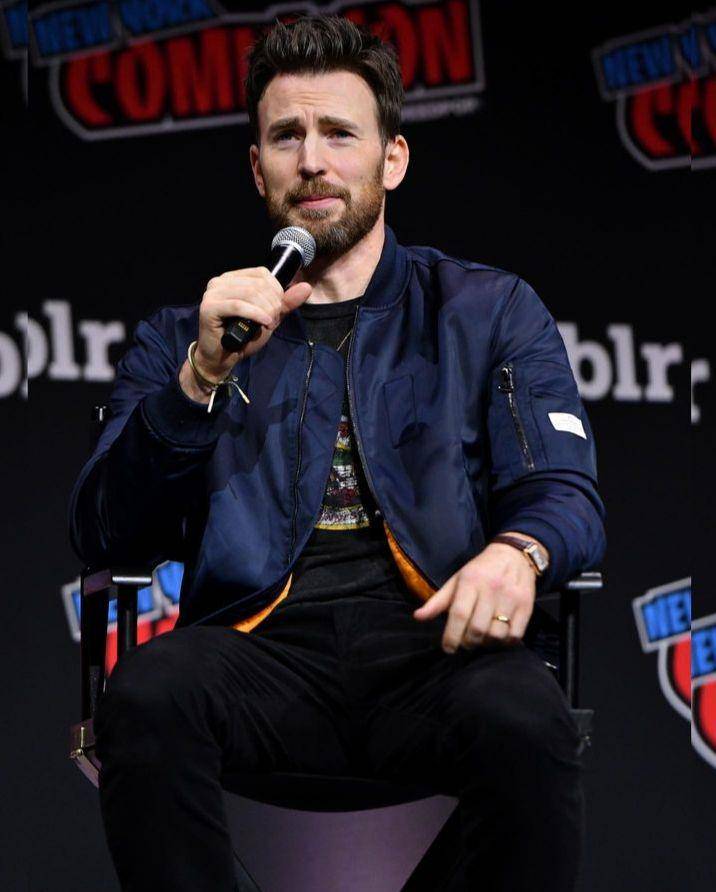 potret Chris Evans di New York Comic Con 2023 (instagram.com/justjared)
