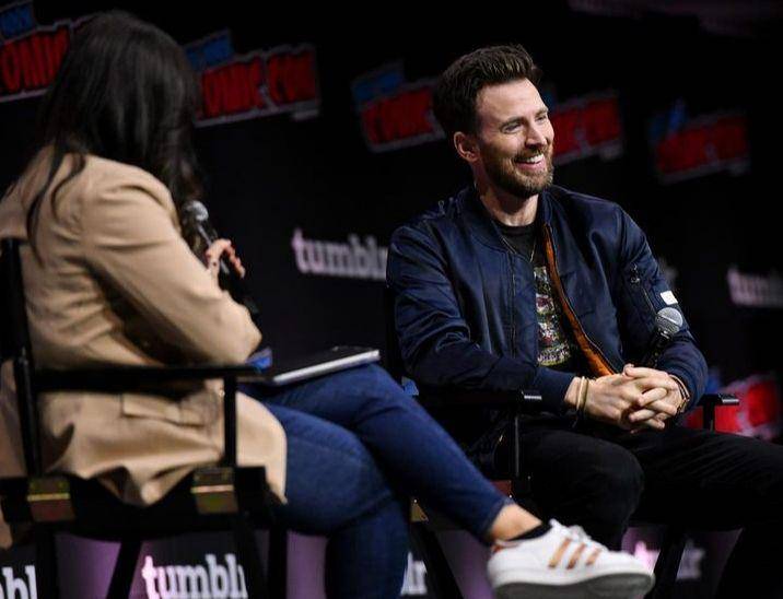 potret Chris Evans di New York Comic Con 2023 (instagram.com/justjared)