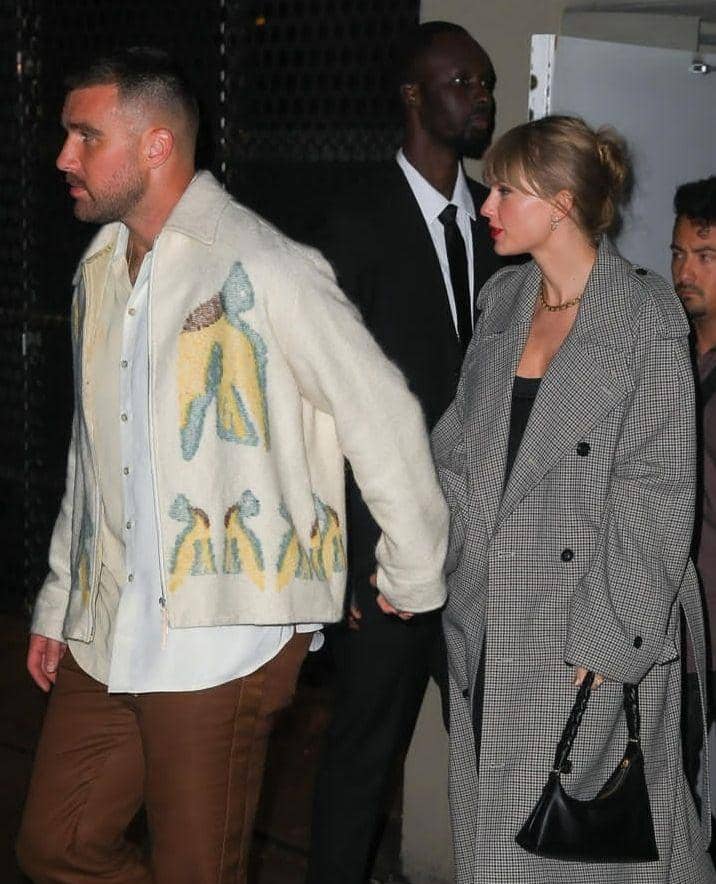 potret Taylor Swift dan Travis Kelce gandengan tangan (instagram.com/justjared)
