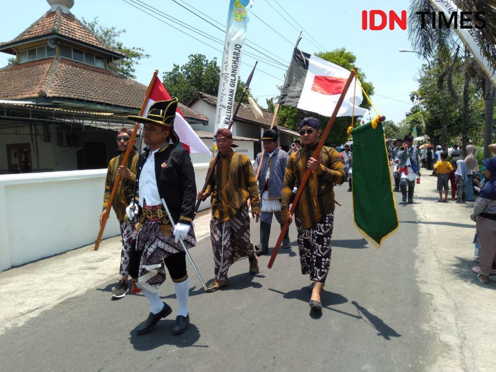Meriah, Ribuan Warga Gilangharjo Bantul Ikuti Kirab Pusaka