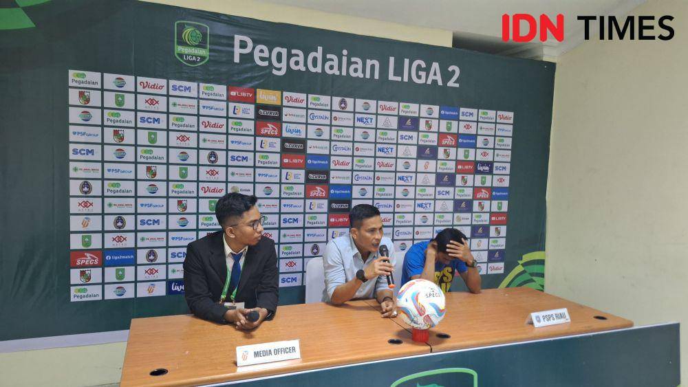 Head coach PSPS Riau Ridwan Saragih saat memberikan keterangannya usai pertandingan (IDN Times/ Fanny Rizano)