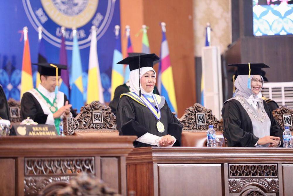 Khofifah Dianugerahi Doktor Honoris Causa Ilmu Ekonomi Unair