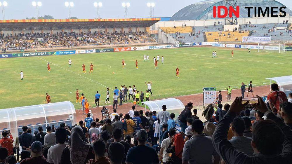 Suporter PSPS Riau rusuh usai wasit memberikan hadiah penalti ke PSMS Medan di menit-menit terakhir pertandingan (IDN Times/ Fanny Rizano)