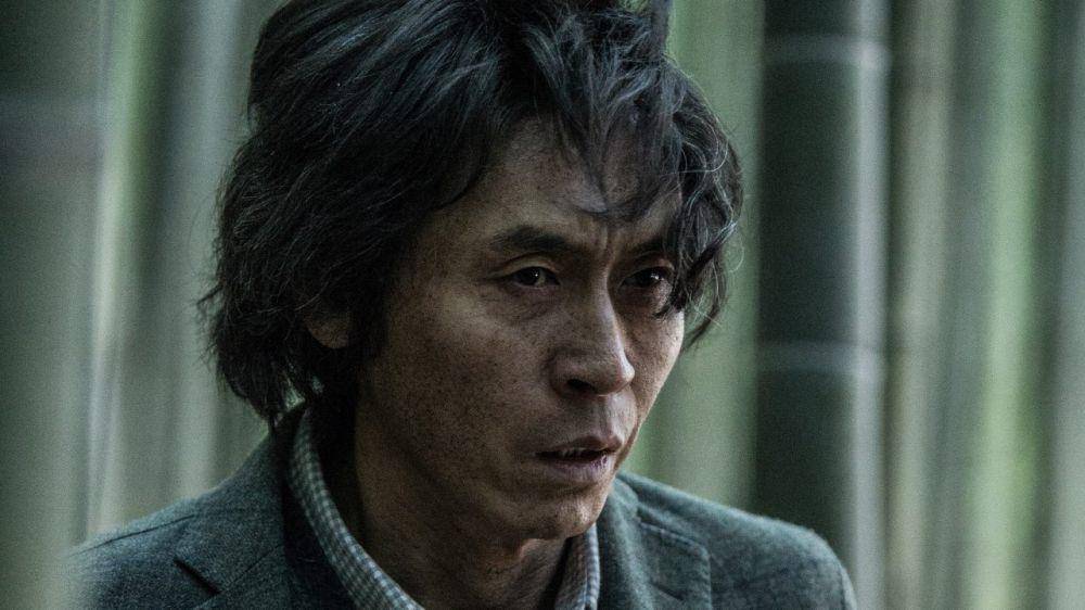 Sol Kyung Gu dalam film Memoir of a Murderer. (dok. Showbox/Memoir of a Murderer)