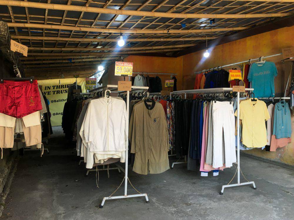 Salah satu thrift shop yang menawarkan berbagai macam pakaian (Dok.Pribadi/Natalia Indah)