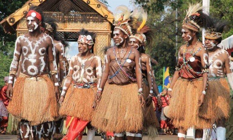 pakaian adat suku Asmat (gramedia.com)