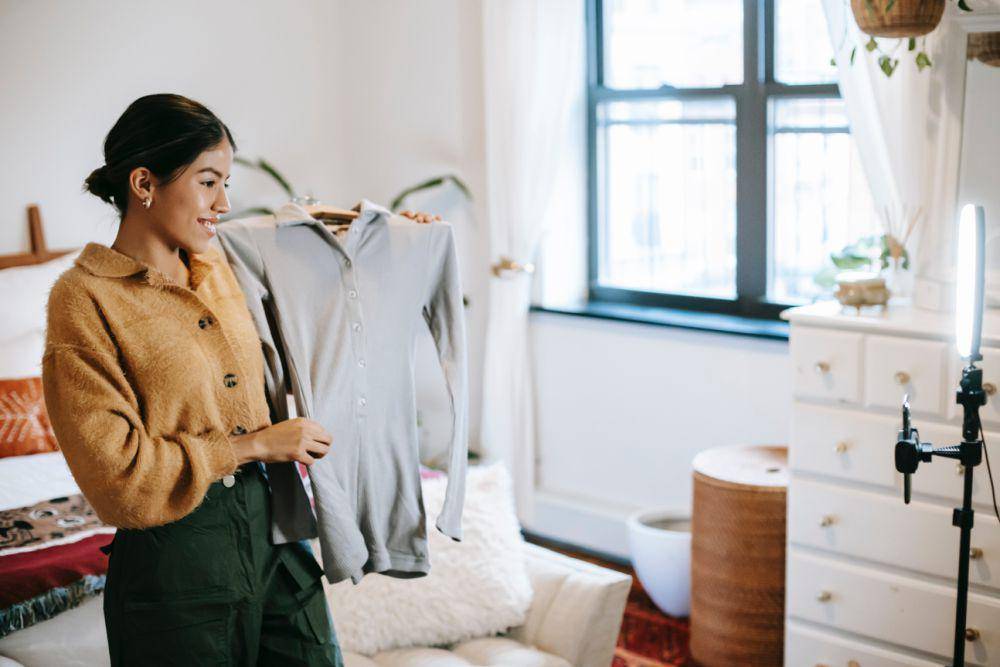 Ilustrasi mempromosikan barang jualan (Pexels.com/Liza Summer)
