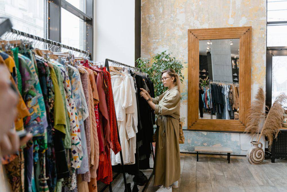 Ilustrasi memilih produk yang akan dijual (Pexels.com/MART PRODUCTION)