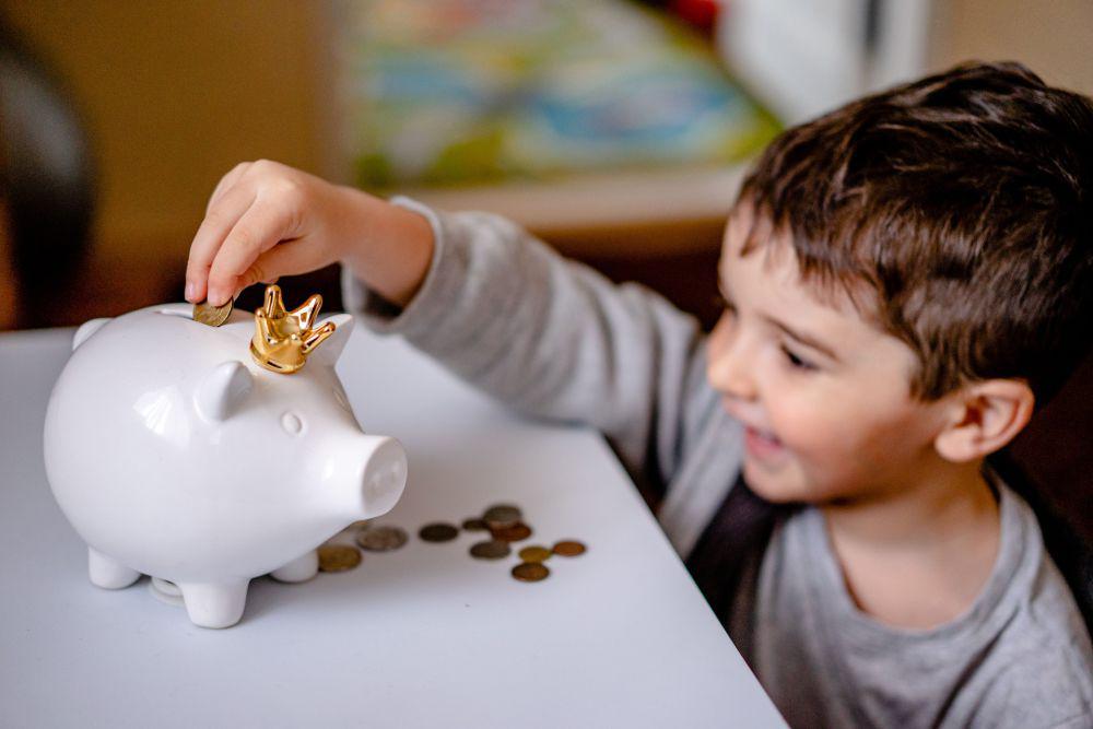 5 Tips Mengajarkan Financial Literacy pada Anak, Terapkan Sejak Dini!