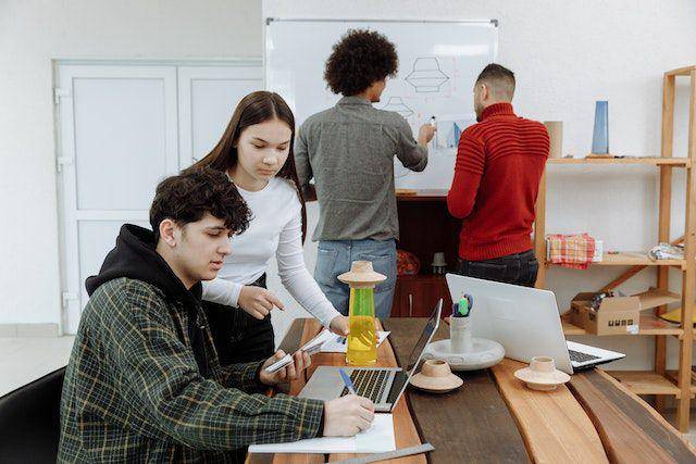 ilustrasi orang kantor  (pexels.com/Thirdman)
