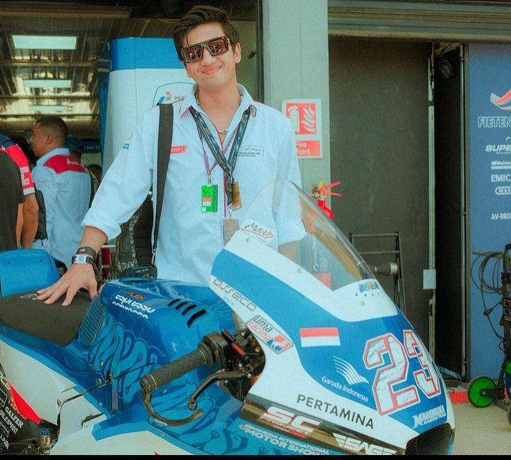 Artis nonton motogp (Instagram.com/harrisvriza)