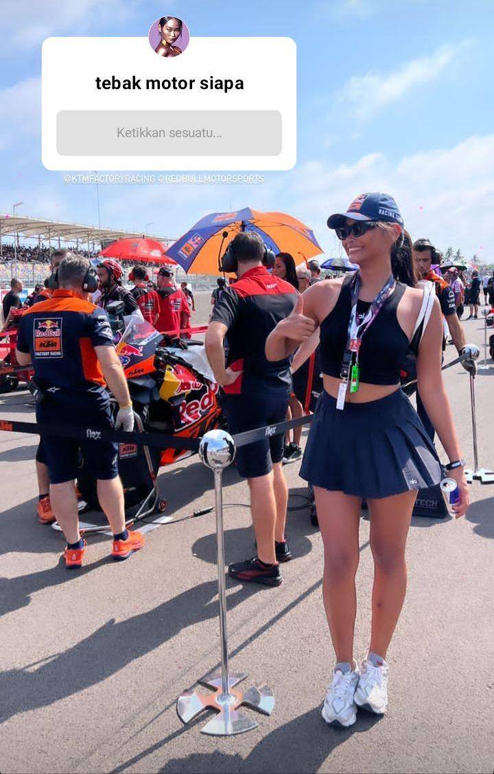 Artis nonton motogp (Instagram.com/sarahtumiwa)