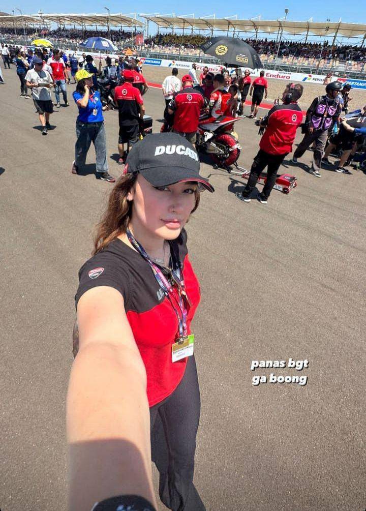Artis nonton motogp (Instagram.com/natasharyder)