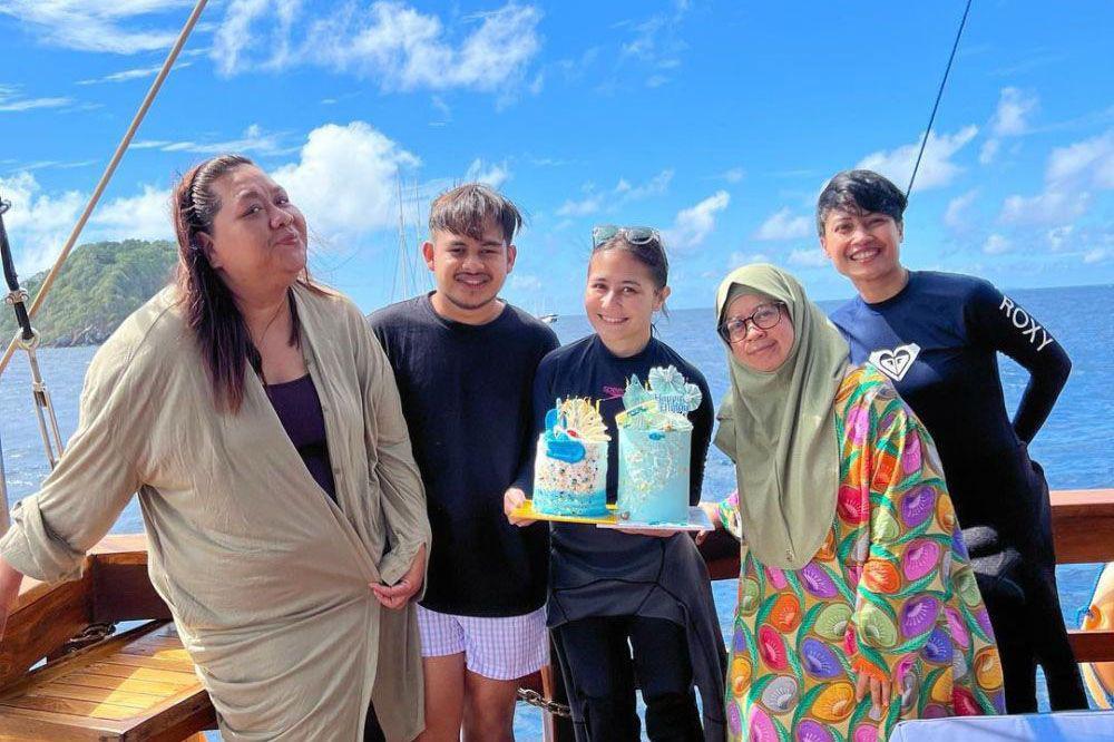 8 Potret Perayaan Ultah ke-27 Prilly Latuconsina di Banda Neira