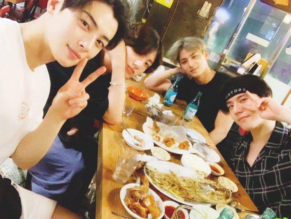 97 Liner saat sedang makan bareng. (twitter.com/BTS_twt)