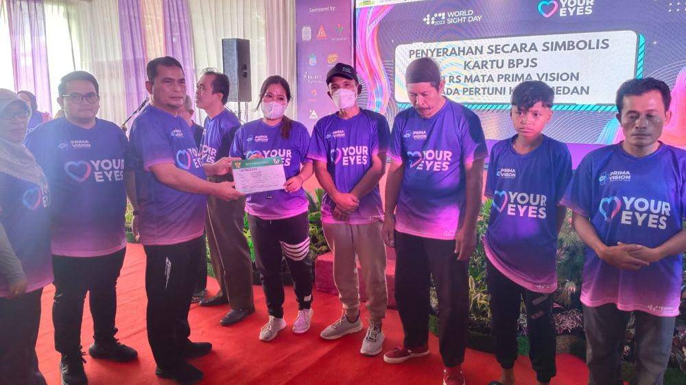 RS Khusus Mata Prima Vision Medan melakukan penyerahan secara simbolis CSR pembiayaan BPJS Kesehatan untuk masyarakat sekitar, Minggu (15/10/2023). (IDN Times/Arifin Al Alamudi)