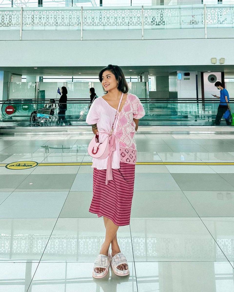 Gaya santai Karin Novilda (instagram.com/narinkovilda)