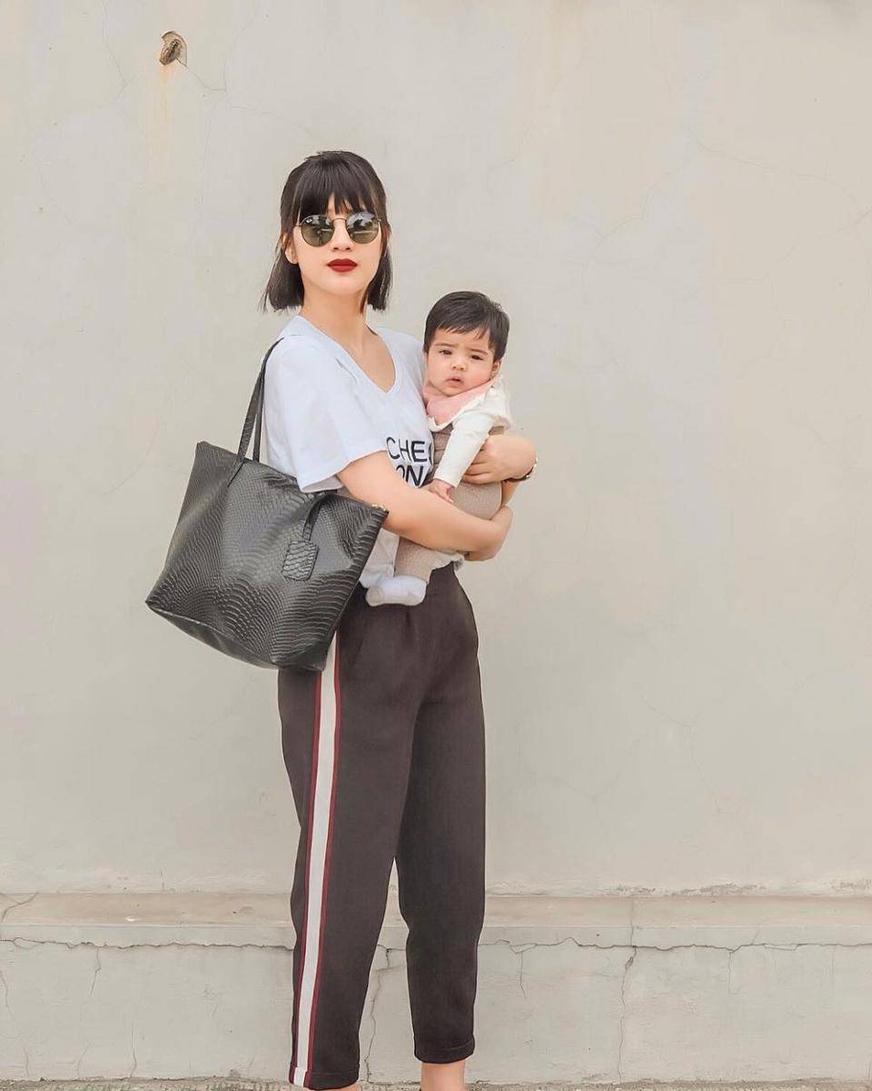 Outfit serba hitam ala Fita Anggriani (instagram.com/fitaanggriani)