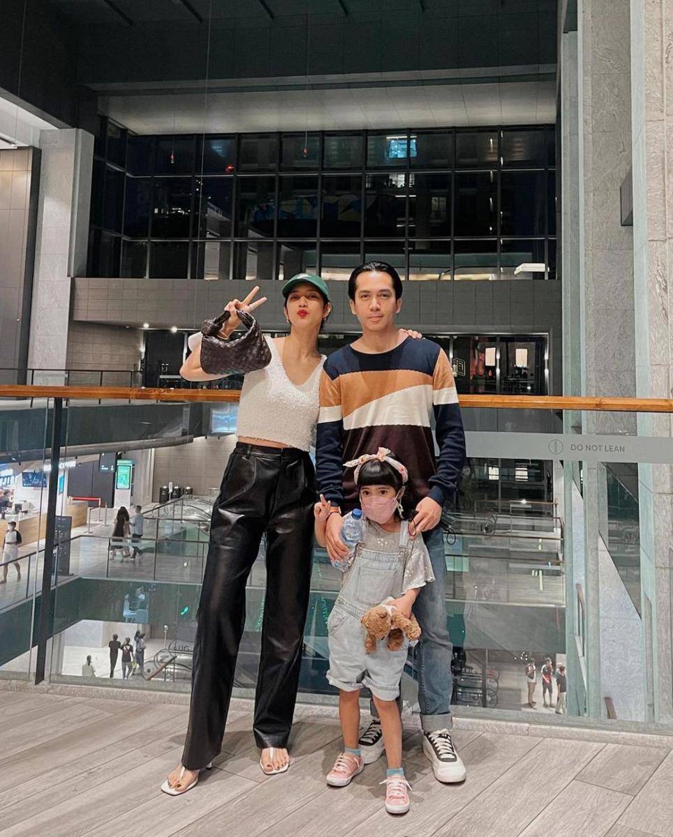 Outfit serba hitam ala Fita Anggriani (instagram.com/fitaanggriani)