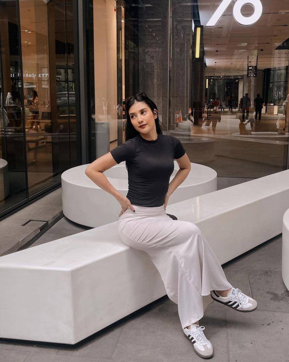 Outfit serba hitam ala Fita Anggriani (instagram.com/fitaanggriani)