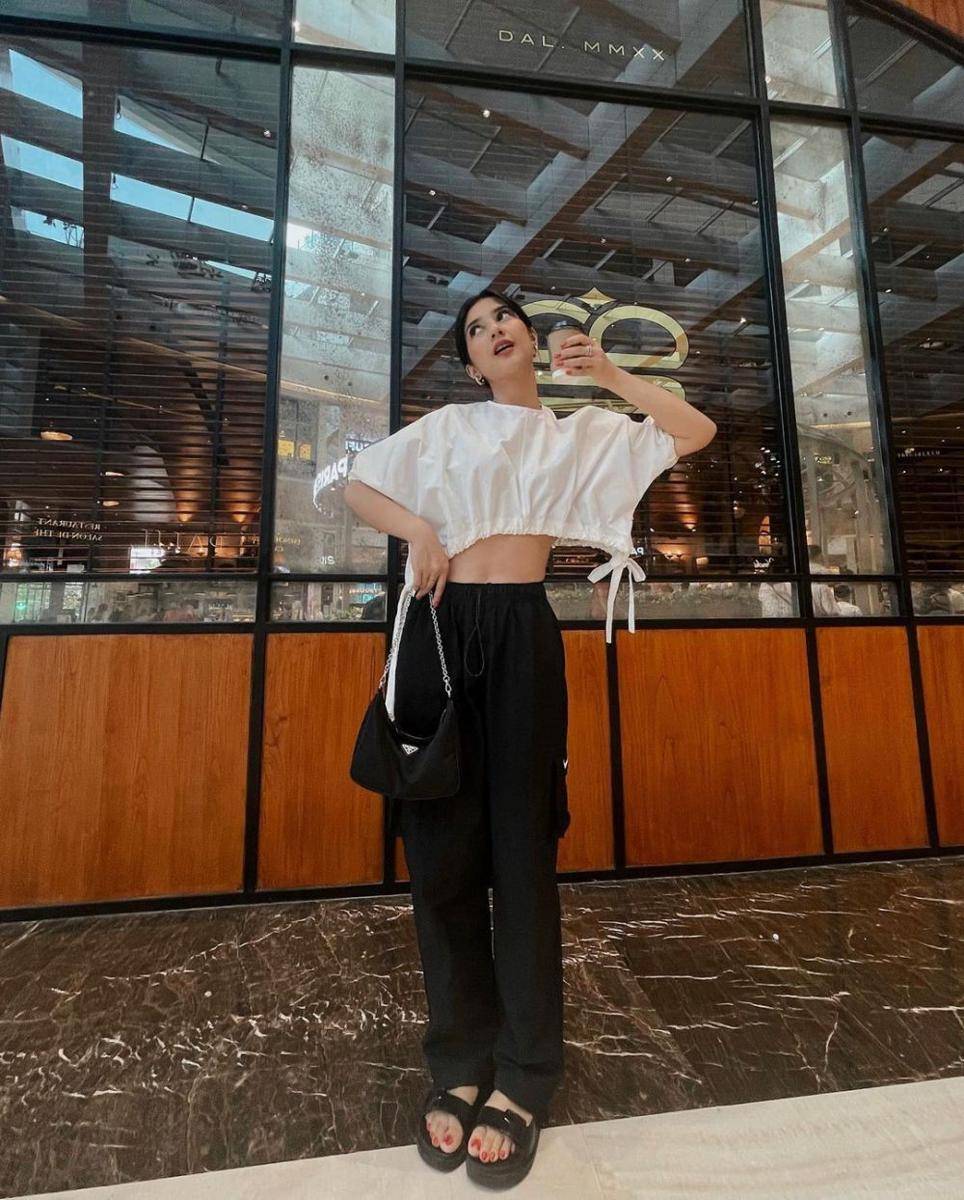 Outfit serba hitam ala Fita Anggriani (instagram.com/fitaanggriani)
