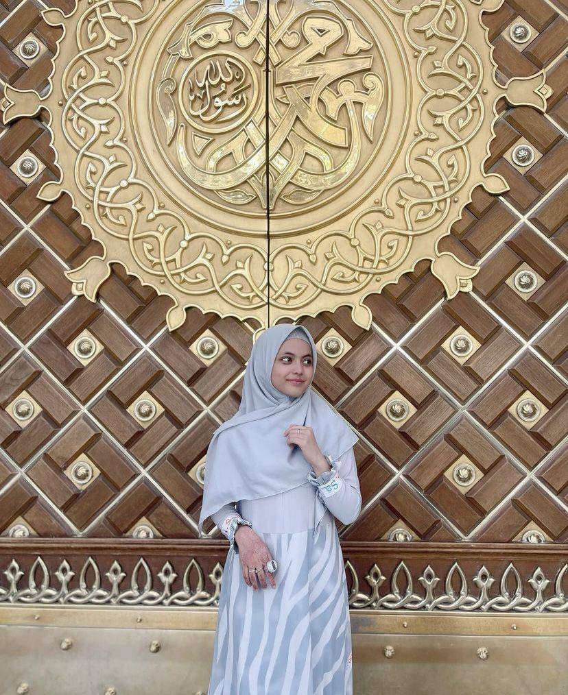 potret Putri Isnari umrah (Instagram.com/da4_putri03)