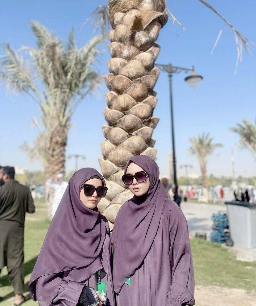 potret Putri Isnari umrah (Instagram.com/da4_putri03)