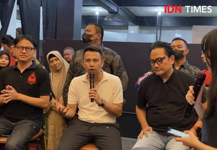 Raffi Ahmad selaku owner Rojo Sambal Si Aa, bersama Putra sebagai Founder dan Vice Presiden F&B Adhya Group, Sri Bimo Ariobuwono (IDN Times/Indah Permata Sari)