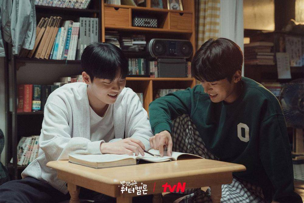 Ha Eun Gyeol (Ryeo Un) menjadi tutor Ha Yi Chan (Choi Hyun Wook) dalam drakor Twinkling Watermelon (instagram.com/tvn_drama)
