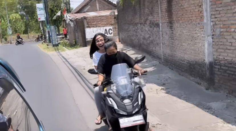 potret Nikita Mirzani main ke pendopo Soimah di Yogyakarta (Instagram.com/nikitamirzanimawardi_172)