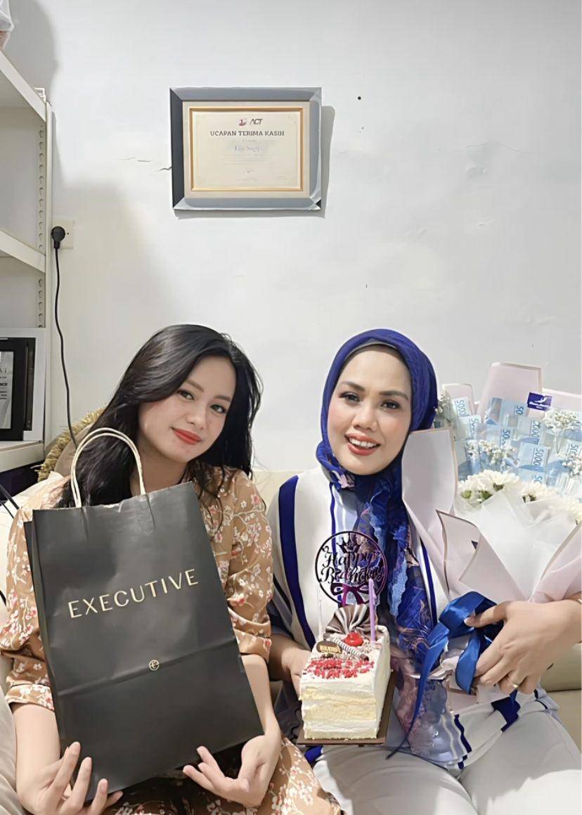 potret Elly Sugigi dapat kejutan ultah dari anaknya (Instagram.com/ellysugigi_real_)