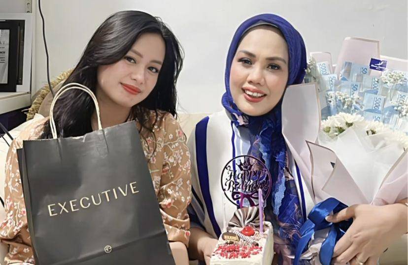 potret Elly Sugigi dapat kejutan ultah dari anaknya (Instagram.com/ellysugigi_real_)