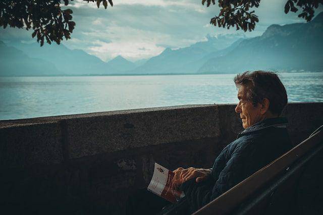 ilustrasi seorang laki-laki duduk (unsplash.com/Aaron Andrew Ang)