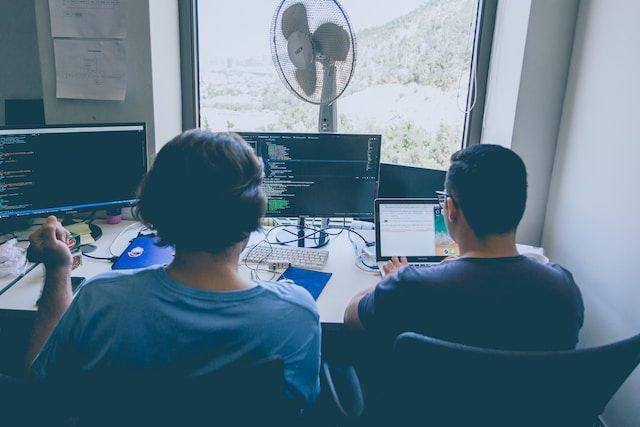 ilustrasi seorang database administrator (unsplash.com/Alvaro Reyes)