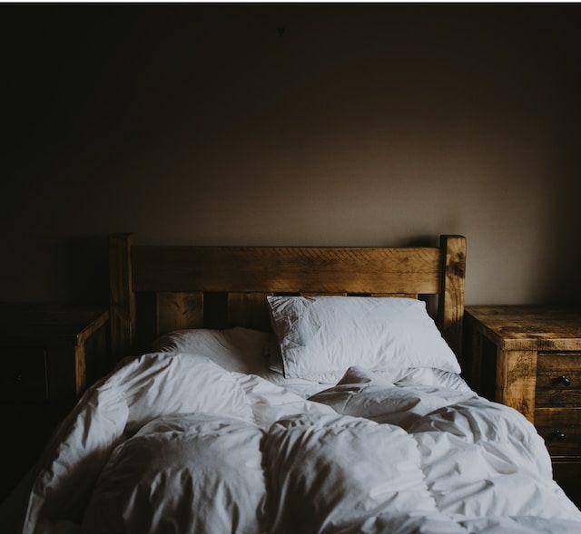 ilustrasi sprei kamar tidur yang berantakan (unsplash.com/Annie Spratt)