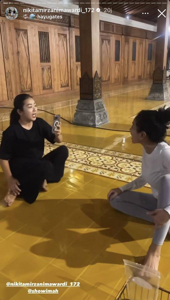potret Nikita Mirzani main ke pendopo Soimah di Yogyakarta (Instagram.com/hayugates)