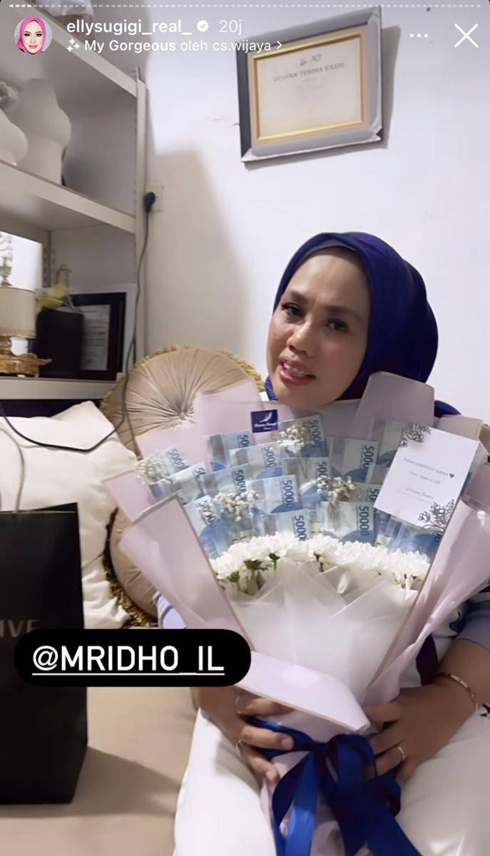 potret Elly Sugigi dapat kejutan ultah dari anaknya (Instagram.com/ellysugigi_real_)