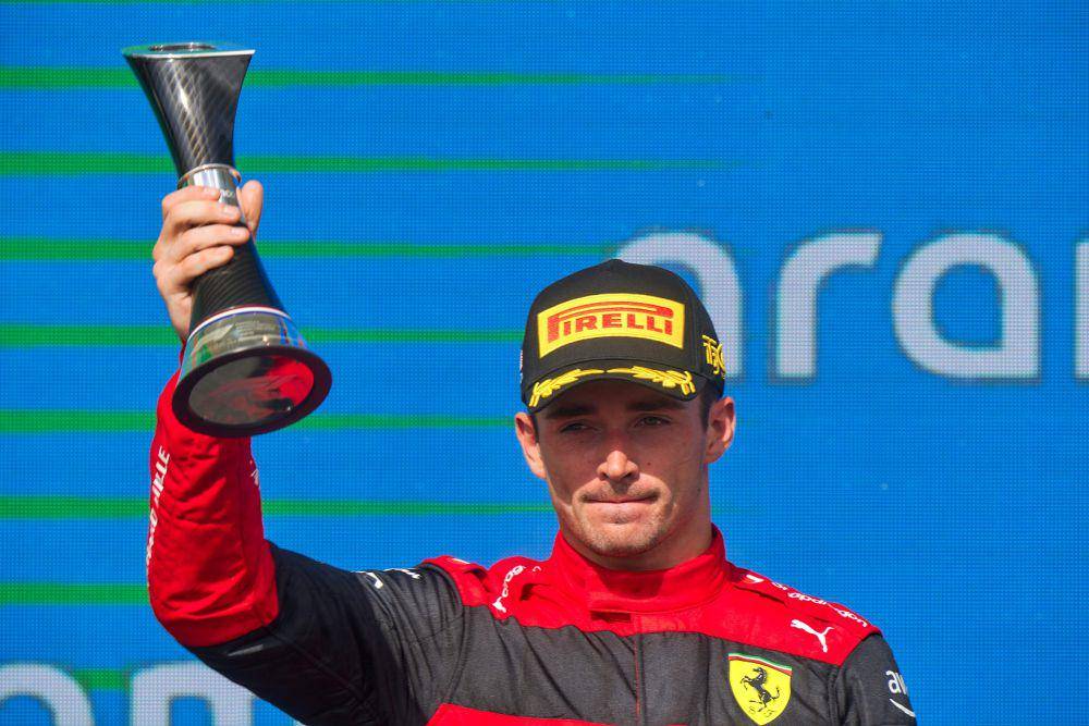 Charles Leclerc mengangkat trofi juara ketiga di GP Amerika Serikat 2022. (ferrari.com)