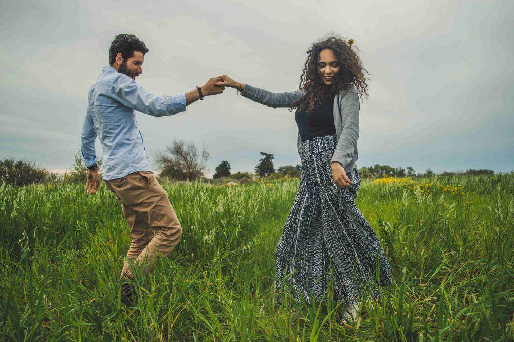 potret pasangan menghabiskan waktu bersama (unsplash.com/Chermiti Mohamed)